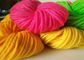 O uso do deslizador faz crochê a linha fio acrílico colorido de 4 dobras para tricotar manualmente fornecedor