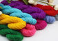 O uso do deslizador faz crochê a linha fio acrílico colorido de 4 dobras para tricotar manualmente fornecedor